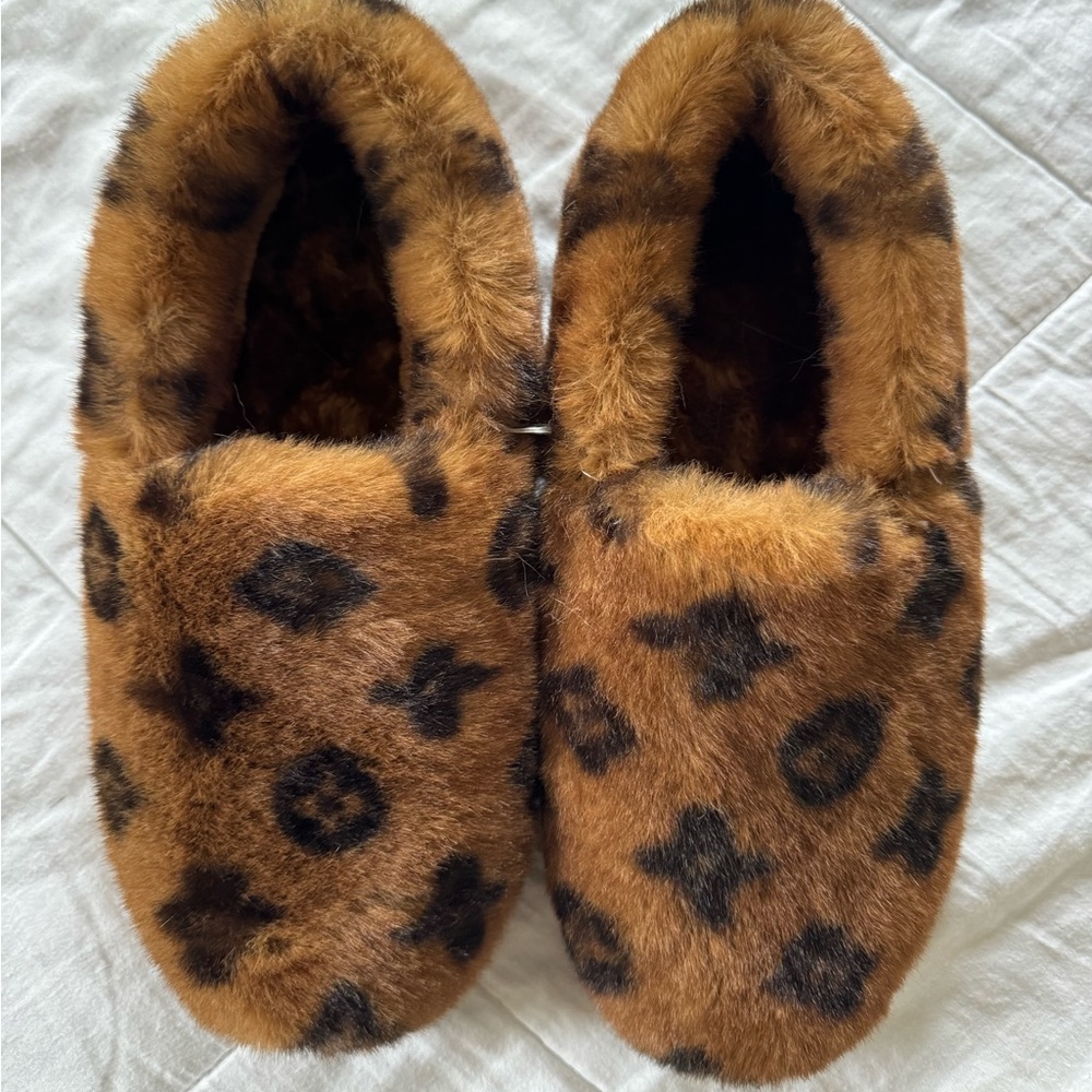 Inspired slippers size 8- never worn!